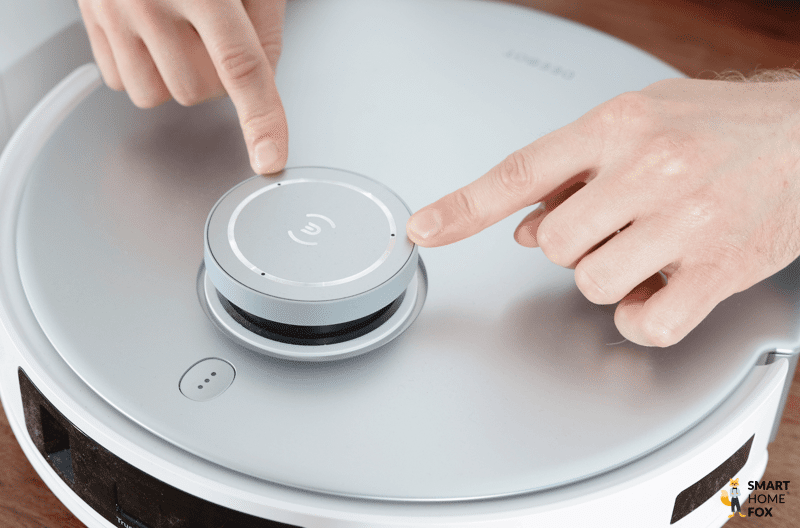 Die Mikrofone im Laserturm des ECOVACS DEEBOT T20 OMNI sind zu sehen.